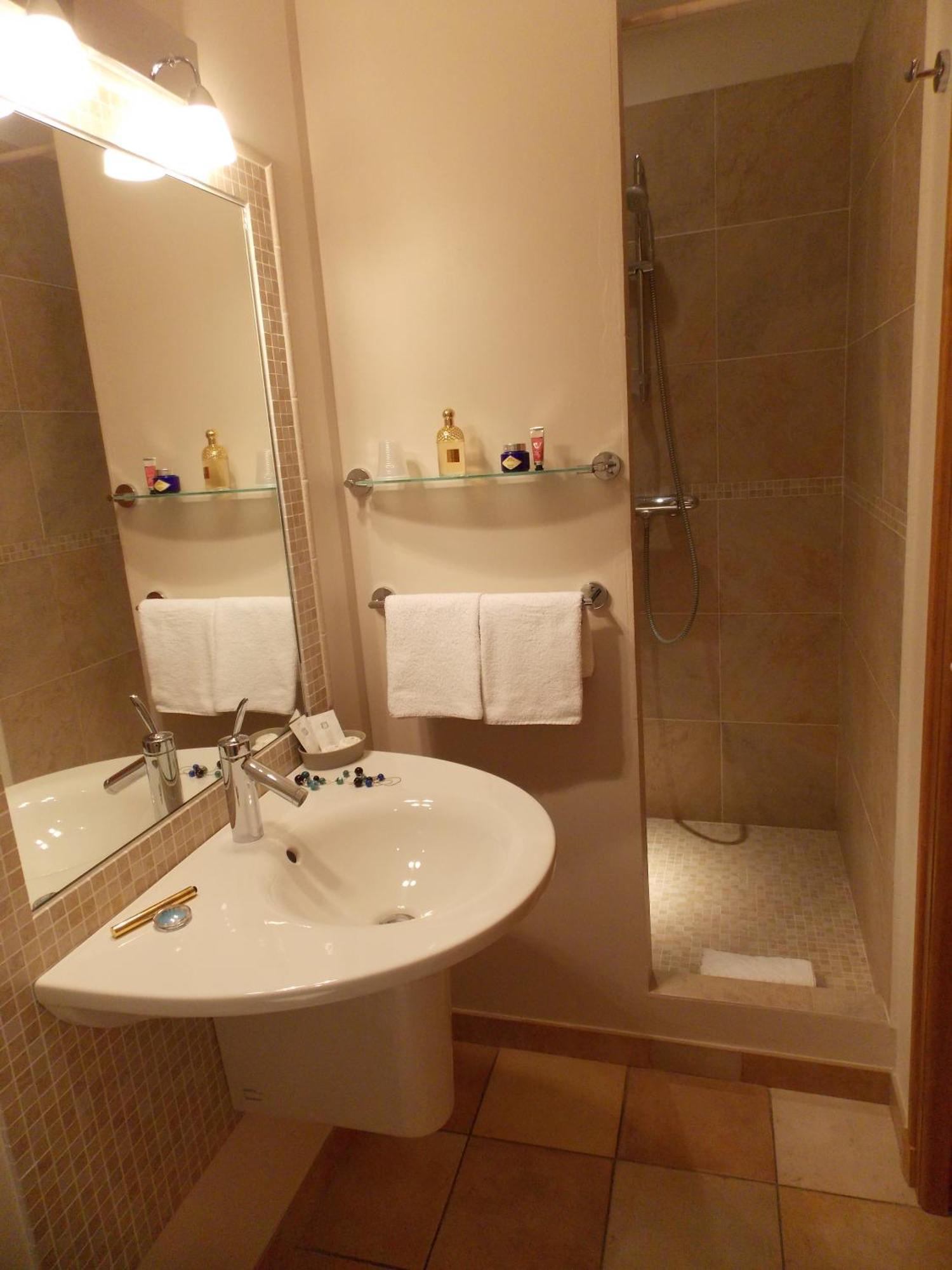 Au Relais Provencal Otel Bagnols-en-Forêt Oda fotoğraf